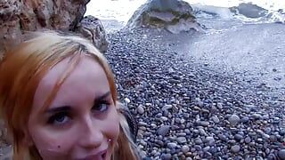 Geile Duitse blondine geeft haar gaten aan een wilde neuker op het strand
