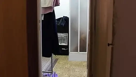 Крошка раздевается догола и наклоняется в дверях