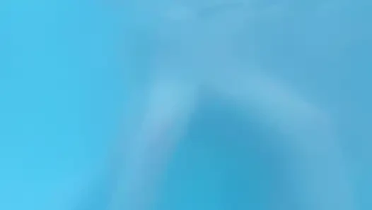 Jakuzide edepsiz tatlı gençler için yaşlı ve genç açık havada üçlü grup seks