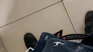 Il ragazzo si masturba nel bagno della stalla del centro commerciale