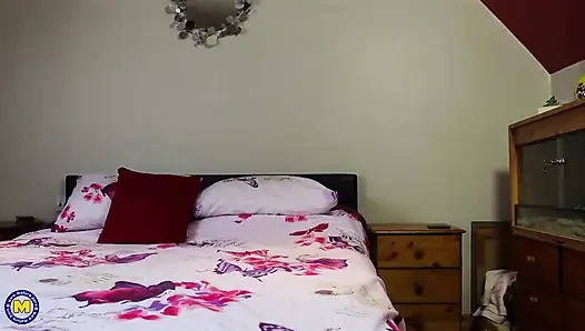 Tombul olgun lezbiyen ve genç iri güzel kadın birbirlerinin amını oral seksle baştan çıkarıyor