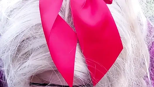 Pelacur rambut pirang nyepong kontol ayah