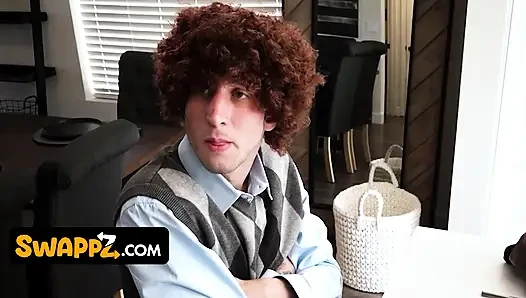 Büyük memeli tombul lexi luna, bella rossi ve codey carter vahşi grup sikişinde