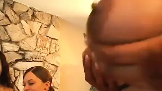 Seksi takma yaraklı zenci kızlar kanepede ve havuzda beyaz adamı perişan ediyor