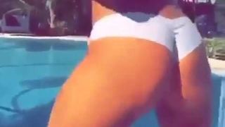 Butt twerk agradable shake by pool