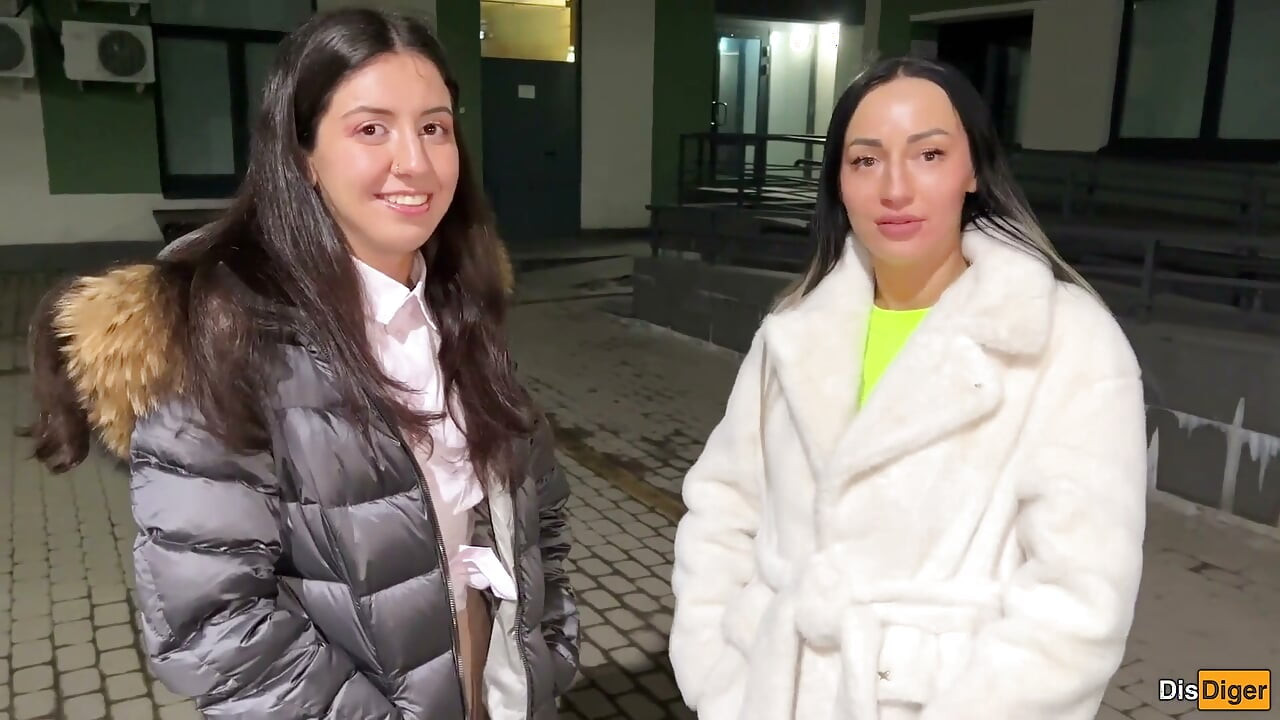 Nós pegamos duas strippers com um amigo e as fodemos grosseiramente