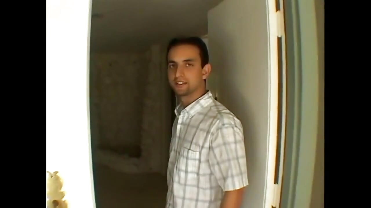 Молоду блондинку відтрахав раком і кінчив у рот аматорським членом