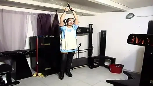 Esmer hizmetçi bağlanıyor