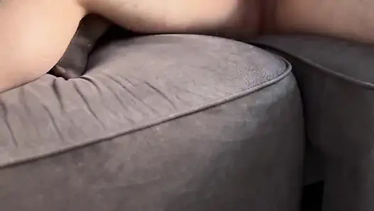 Orta yaşlı seksi kadın kendini okşuyor ve kocası işteyken iş arkadaşının onu döllemesi için ziyarete gelmesini bekliyor