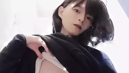 Un travesti japonais se masturbe dans sa chambre