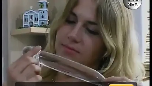İri göğüslü sarışın amcık tek başına külot fetişi içinde dildo yapıyor