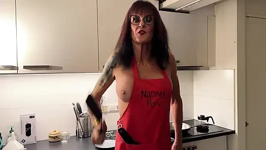 Trans sahibe Naomiperv bir spekulumher kölesi kullanarak senin için kahvaltı hazırlıyor.