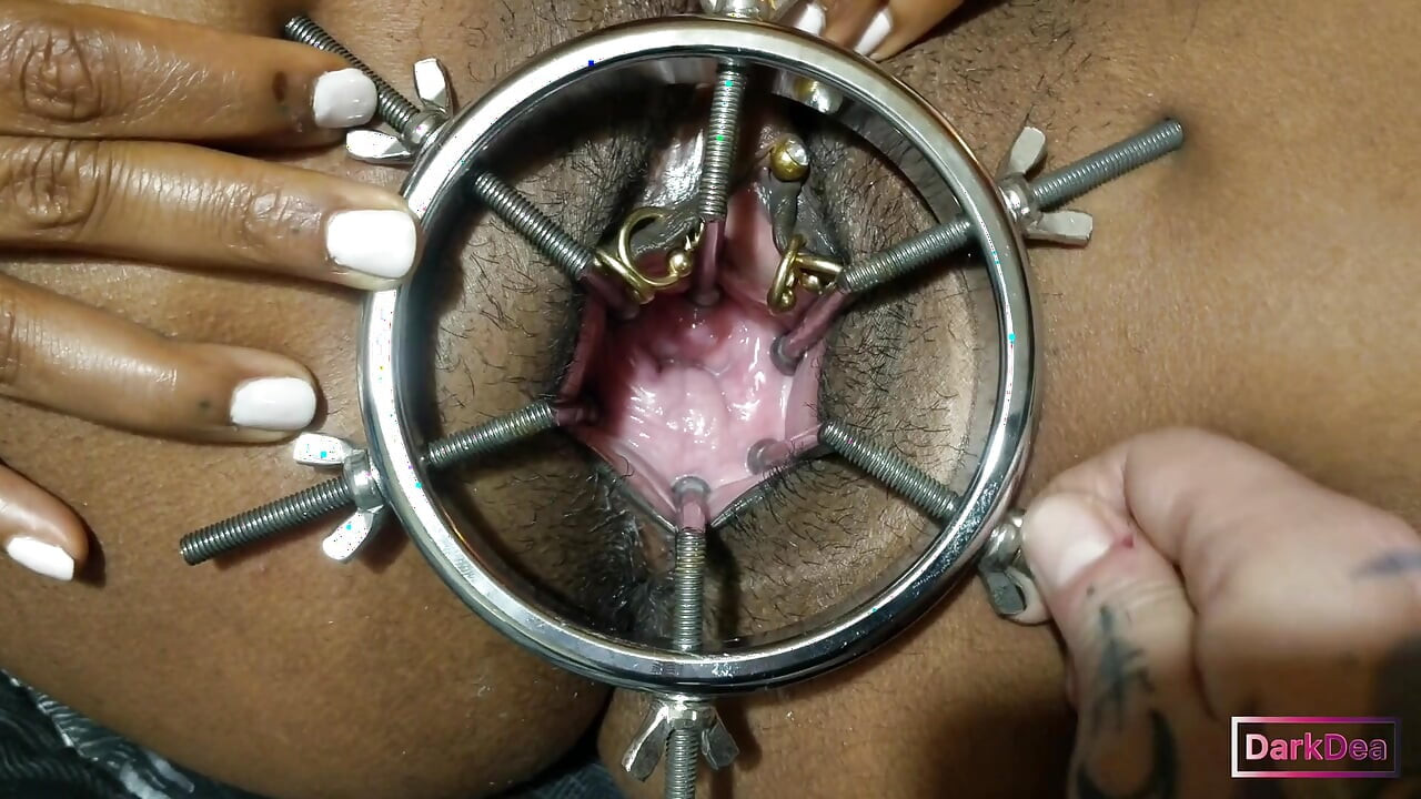 The kinky slut queen "Dark Dea" in (extreme cow speculum with final fisting) off-set