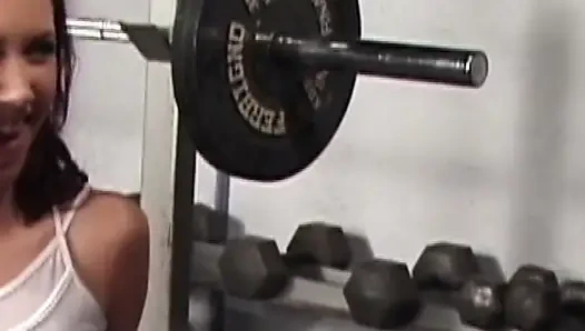 Heißer Gym-Sex mit rothaariger Schönheit