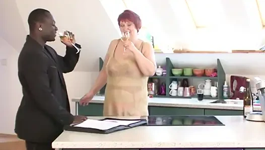 Возбужденную немецкую бабушку трахает огромный большой черный член на ее кухне