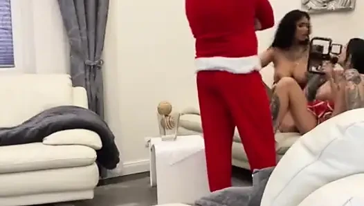 Dövmeli orta yaşlı seksi kadınlar Noel Baba'sını memnun etmek için takım oluyor