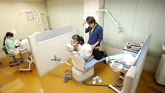 Gözlerini benimle kilitlemeye devam eden dişçi