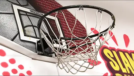 Payudara besarnya mengombak kembali pada penis pelatih