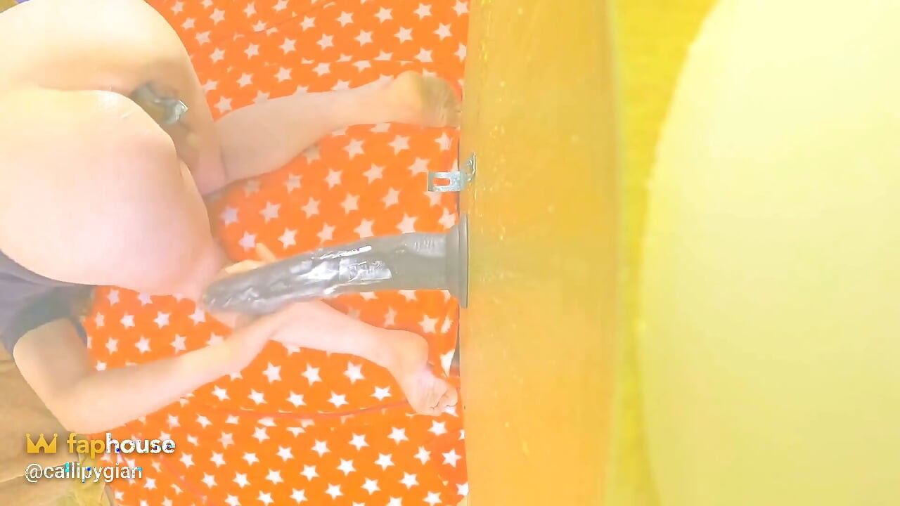 豐滿偽娘被超大黑屌假陽具插進屁眼