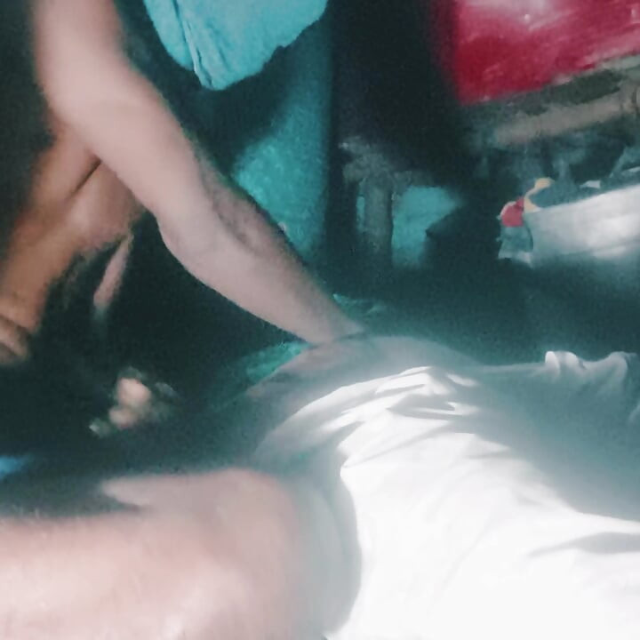 Sebaik sahaja gadis dara itu pulang dari sekolah, dia mula melakukan syif paella, menghilangkan dahaga farajnya.
