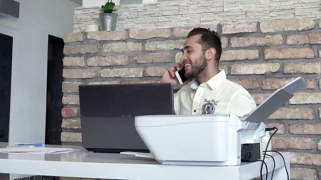 Koltukta oral seks vahşi bir atağa ve derin sert sikişe dönüşüyor