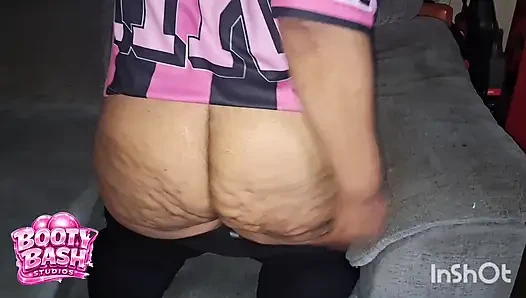 Kanepede şişman götlü anal kraliçe götünü tutuyor