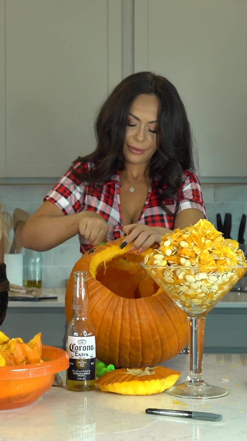 Kiki Mariah_970 Evelin Carve Pumpkins Nude Photoshoot After