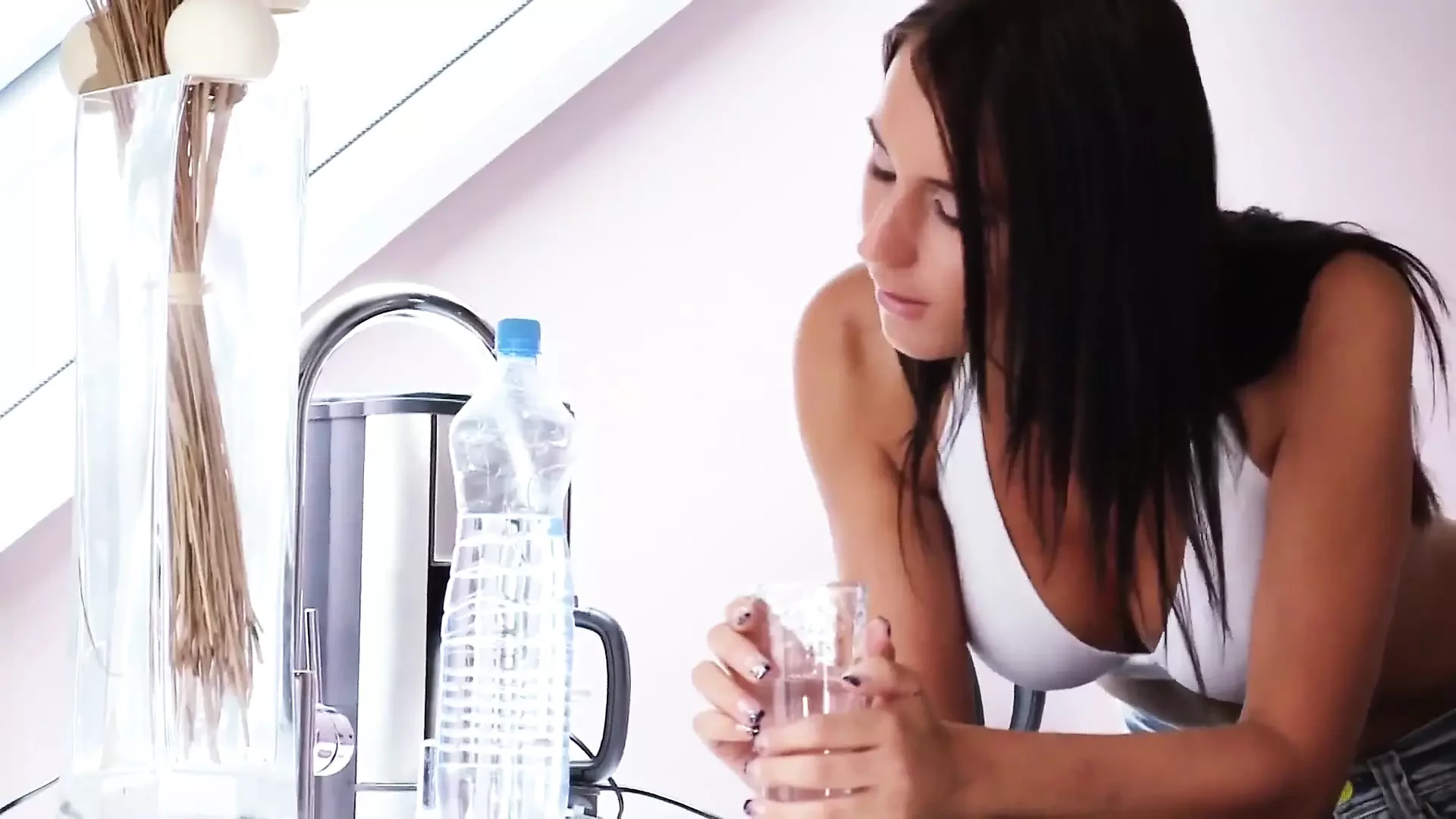 Szexi sötét hajú szépség baszik a kanapén