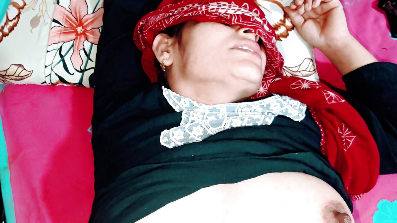 hot larki ghode patni ke saath savaari kar rahi hai