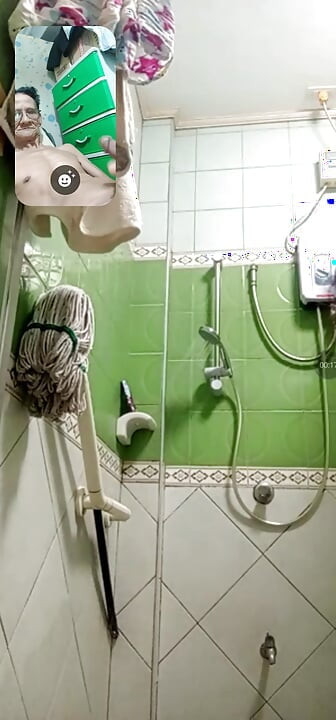Doar mă uit la cur făcând o baie dimineața