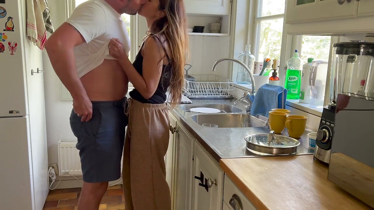 Chồng dâm đãng khi nhìn vợ MILF nóng bỏng đang rửa bát, nhào vào từ phía sau và bắn tinh