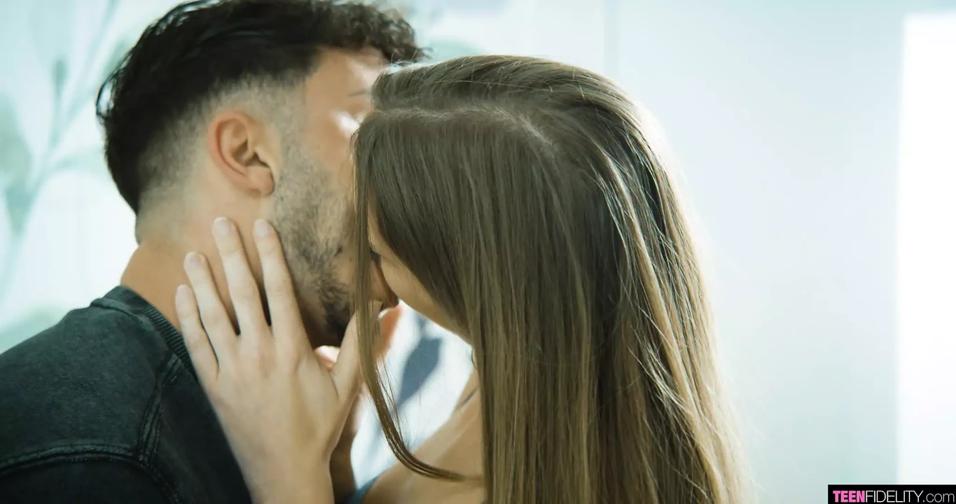 西班牙娇小少女Mary Popiense