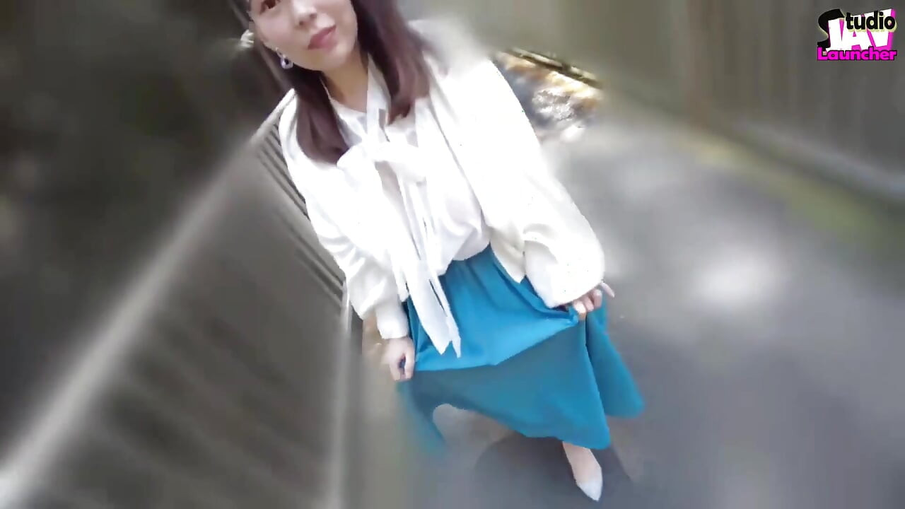 Street Soak - Can You Handle How This Huge-bust Beauty Gets Juicy in the Open? Chapter-1