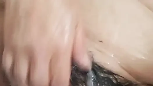 Cewek nakal ini lagi asik mandi pakai susu pacarnya