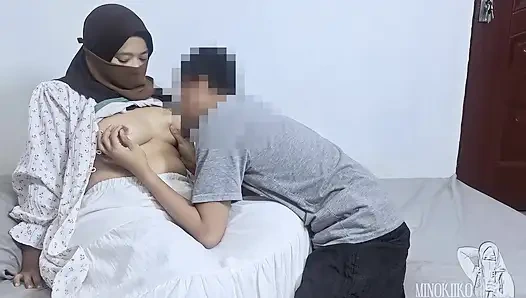Yaramaz tesettürlü kız beni amının tadına bakmam için davet ediyor - minokiiko
