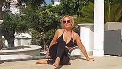 Selenas yoga-Übungen und fußfetisch