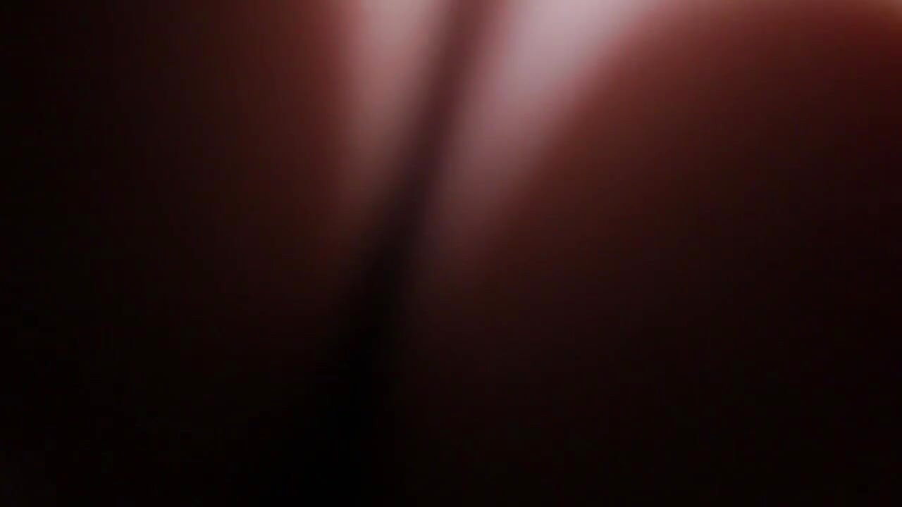 Femdom-tyttö puhuu läheltä