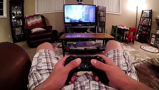 Cowok ini nyepong kontolnya sampai kering saat dia lagi main ps4