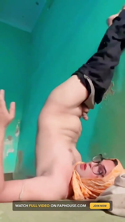 Cel mai tare videoclip cu înghițire de pișat