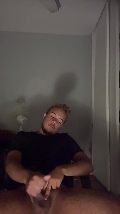 หนุ่มผิวขาวตีอึของเขา