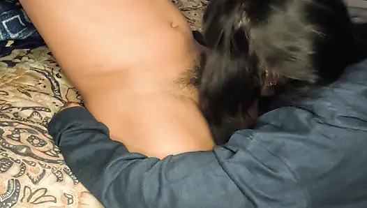 Meine Schwiegermutter liebt es, den ganzen Tag meinen Schwanz zu lutschen, sie besucht mich hei mlich von ihrem Mann