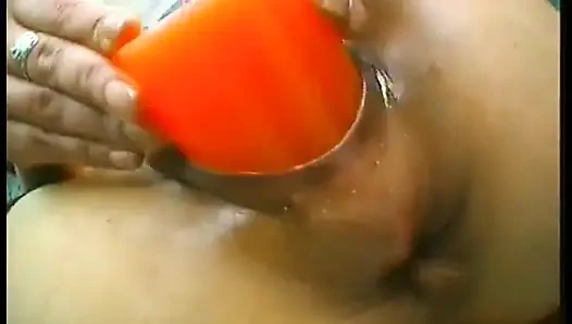 Esmer olgun sürtük yiyecek ve büyük mumla deliklerini sikerken çorap giyiyor