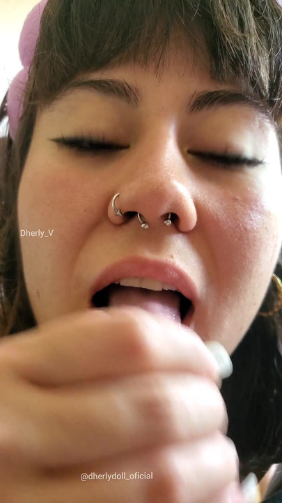 Gros Plan Jouant Avec Ma Langue Et Ma Bouche Mouillée Sur Sa Bite