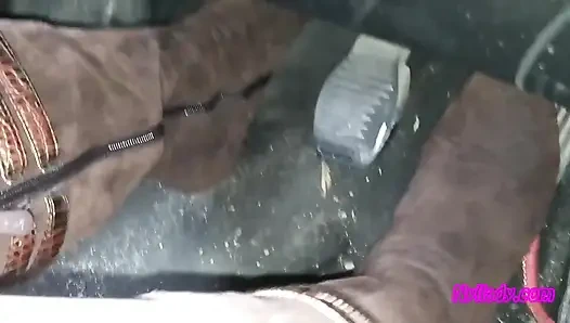 Nyllady fährt ihren roten punto in high heelsed stiefeln