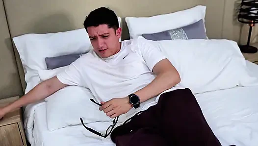 Rambut cokelat cantik dengan vagina merah muda memberi saya perawatan yang intens dan melegakan penis besar saya