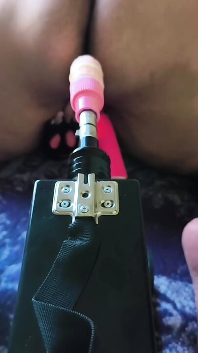 Squirt with sexmachine at maximum speed