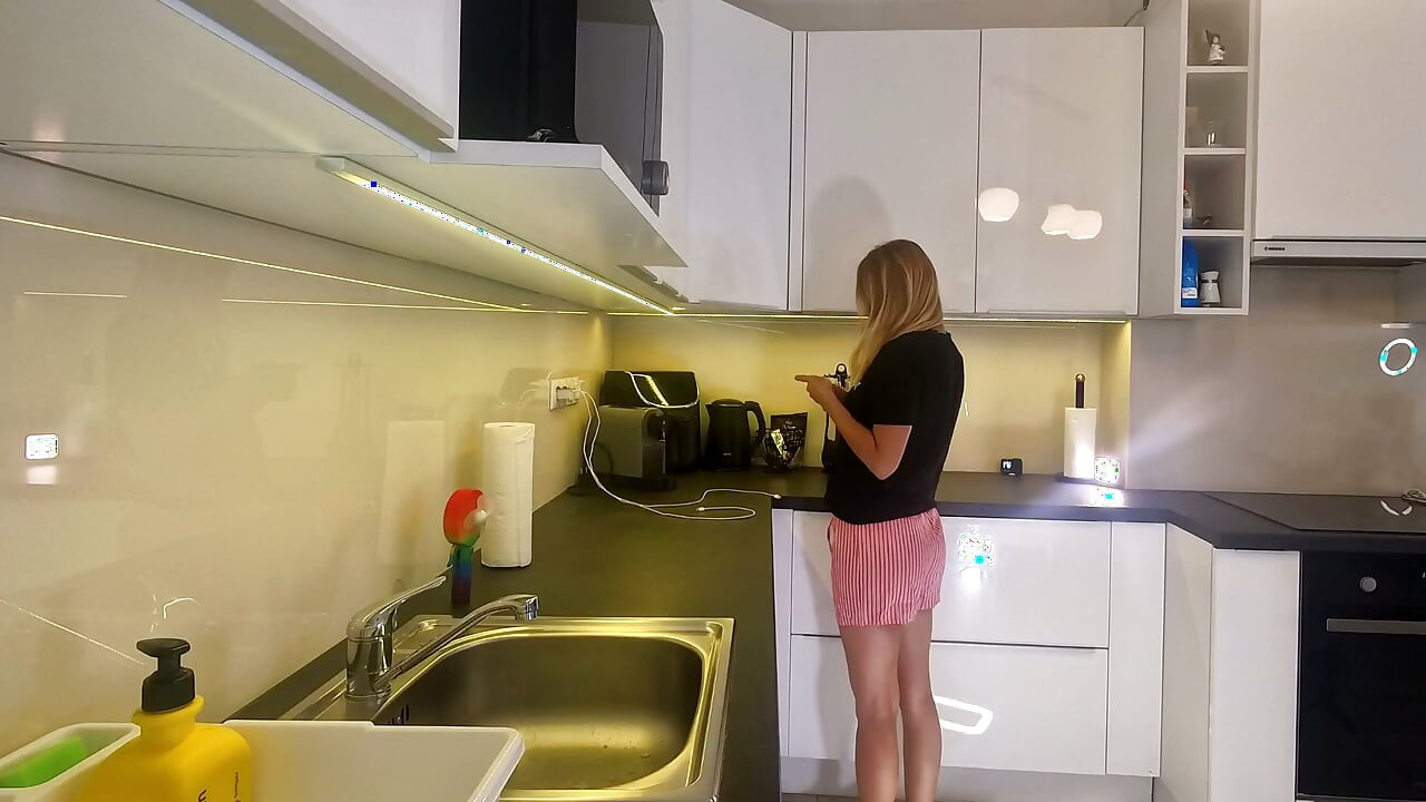 فتاة شقراء ساخنة مثيرة ترتدي شورت بيجامة في المطبخ تريد أن تكشف عن كسها بدون سراويل داخلية تحت البيجامة