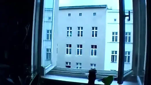 Киску блондинки глубоко трахнули пальцами крупным планом в любительском видео