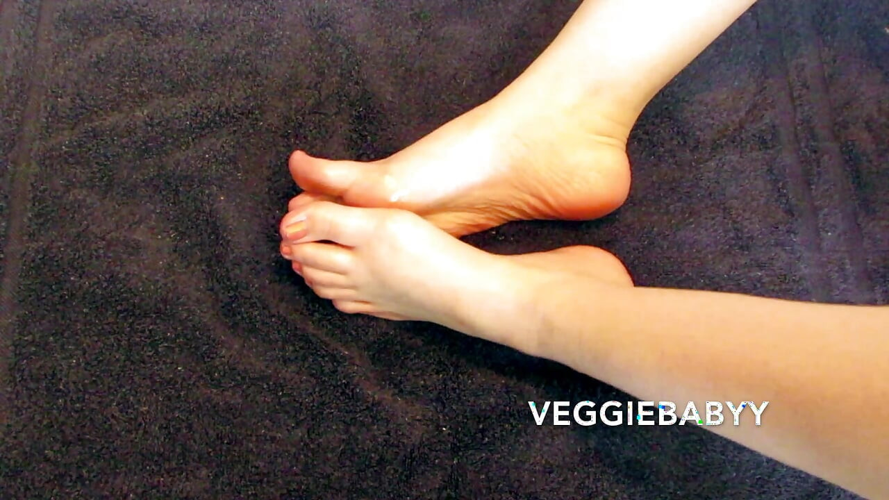 Frotando aceite en mis pies