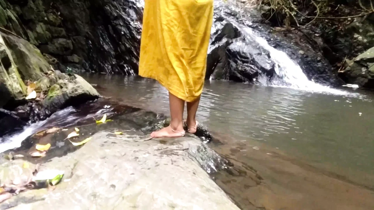 在瀑布下操我已婚的继表妹 - 公共场所